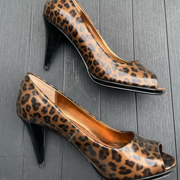 Patent-look animal print peep-toe pumps - Picture 4 of 6